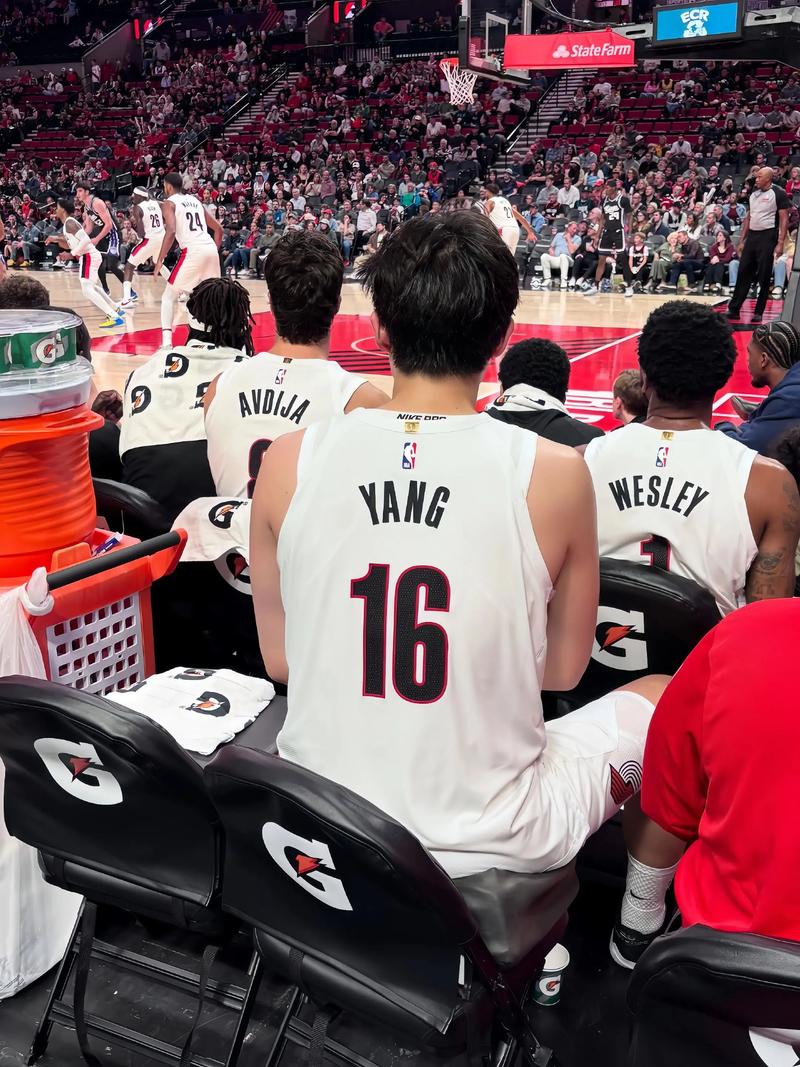 【菜鸟】杨瀚森季后赛登场 埃奇库姆13分3板3助2断 哈珀6分4板2助