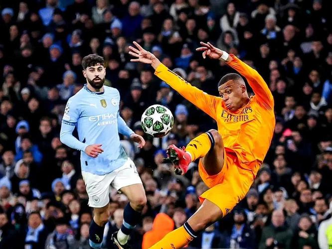 世事纷扰与我无关！曼城枪手大规模冲突，谢尔基在一旁颠球看戏