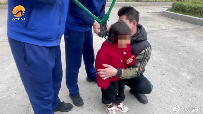 今日趣图：飞天剪刀脚，锁脖撕落衣。看了一场球，附赠UFC。