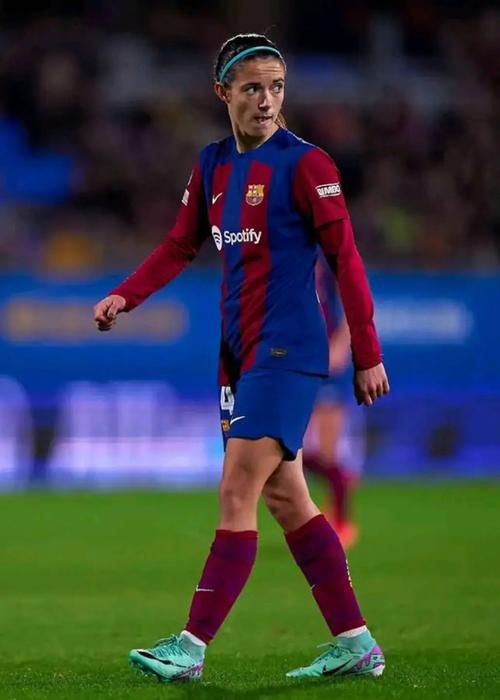 世体：邦马蒂从重伤中回归，向巴萨女足全队发言