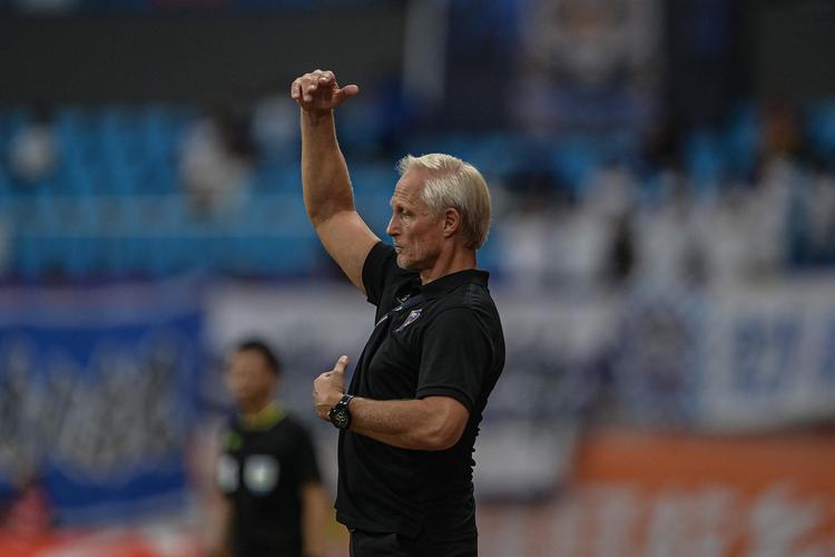 队报：南特主帅因推搡第四官员和辱骂主裁，可能面临长期禁赛处罚