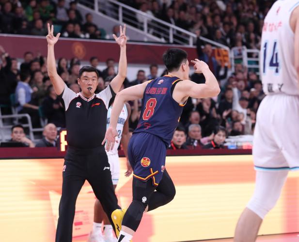 常规赛第41轮最佳阵容：朱俊龙 贾尔斯 迪亚洛 李添荣 刘颜诚