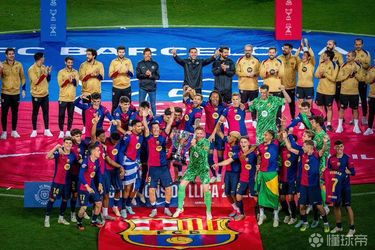 世体：巴萨正在关注帕莱斯特拉和坎比亚索两名意甲边后卫