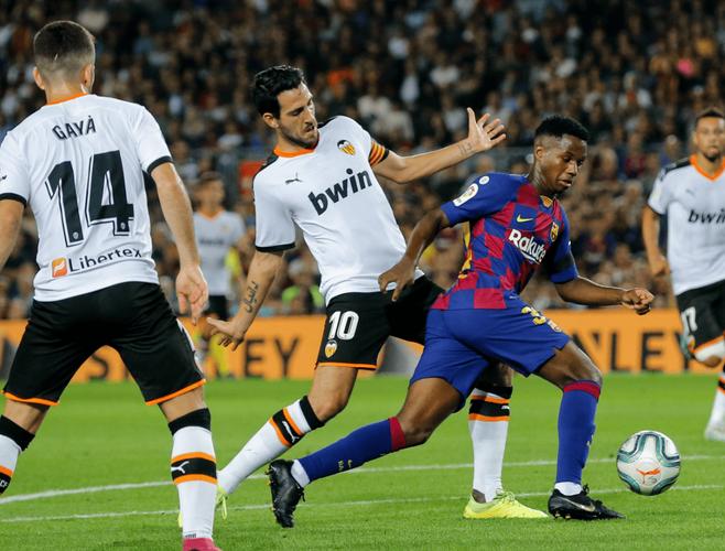 西足协发布国王杯决赛裁判视角视频：与西蒙尼交锋，和球员们打趣