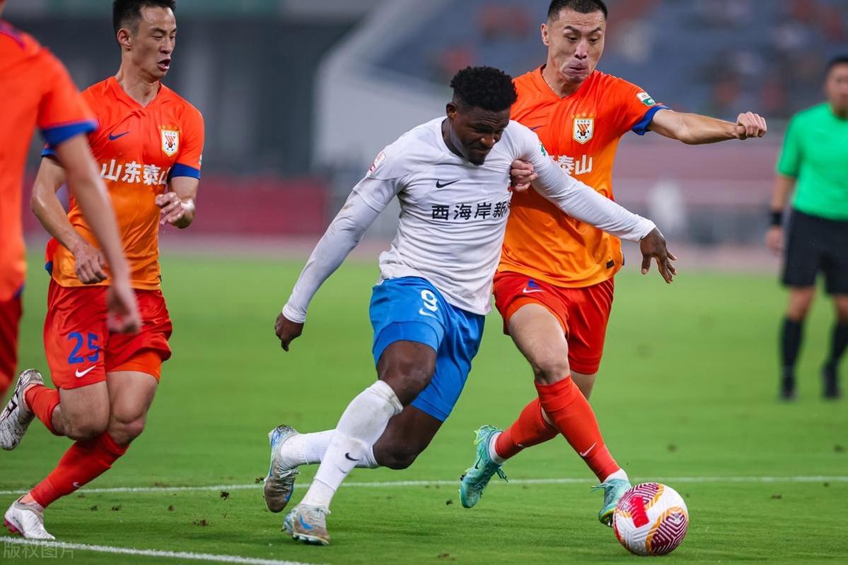 记者：泰山队战术问题比赛期调整难度挺大，传接球不容易提升